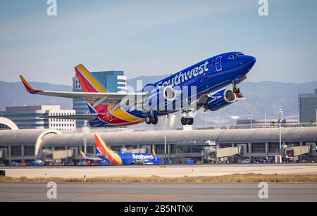 Southwest Airlines passanger Jet, der am Flughafen John Wayne abfährt Stockfoto