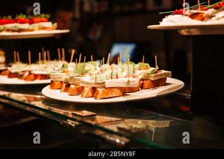 Typisches spanisches Tapa-, Pincho- oder Pintxo-Foto Stockfoto