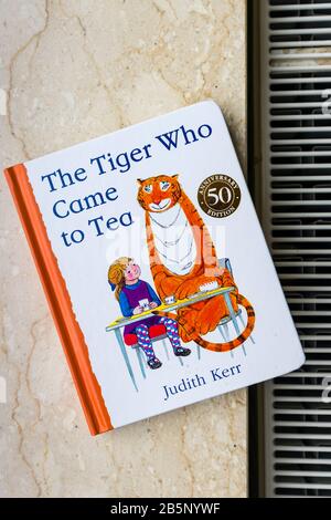 The Tiger Who Came to Tea, ein berühmtes Buch für Kinder der Autorin, Schriftstellerin und Illustratorin Judith Kerr, Ausgabe zum 50. Jubiläum Stockfoto