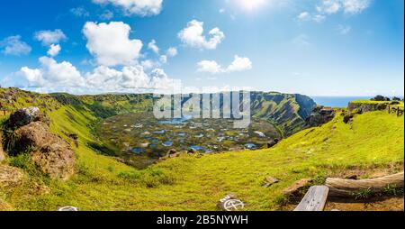 Blick von Orongo auf den großen Kratersee (Caldera) des erloschenen Vulkans Rano Kau, der südwestlichsten Landzunge der Osterinsel (Rapa Nui), Chile Stockfoto