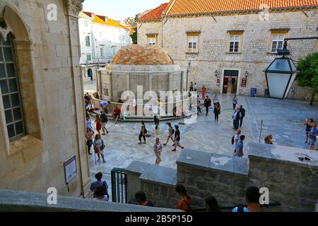 Der Große Onofrio-Brunnen oder der große Brunnen von Onofrio innerhalb der Stadtmauern der Altstadt, Dubrovnik, Kroatien Stockfoto