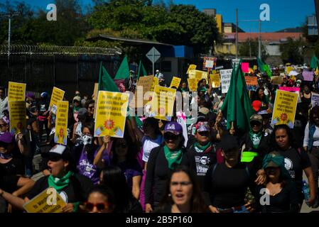 San Salvador, El Salvador. März 2020. Frauen gingen bei einer Demonstration am internationalen Frauentag auf die Straßen von San Salvador. Kredit: Camilo Freedman/ZUMA Wire/Alamy Live News Stockfoto