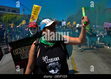 San Salvador, El Salvador. März 2020. Frauen gingen bei einer Demonstration am internationalen Frauentag auf die Straßen von San Salvador. Kredit: Camilo Freedman/ZUMA Wire/Alamy Live News Stockfoto