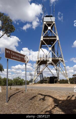 Der Aussichtsturm "Mount Tarrengeower" mit genieteten Stahlbeinen, die 26 Meter hoch sind. Maldon, Victoria, Australien. Der Turm wurde im Jahr 1924 eröffnet und sitzt Stockfoto