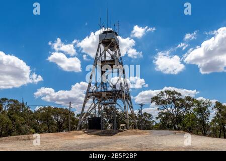 Der Aussichtsturm "Mount Tarrengeower" mit genieteten Stahlbeinen, die 26 Meter hoch sind. Maldon, Victoria, Australien. Der Turm wurde im Jahr 1924 eröffnet und sitzt Stockfoto