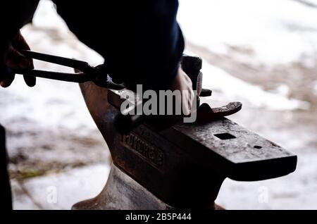 Heißes Schuhlaufen auf einem Pferd, Schmied, Reitsport Stockfoto