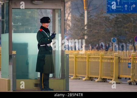 Peking, China - 17. Januar 2020: Unidentifizierter chinesischer Militäroffizier steht Wache auf dem Tiananmen-Platz Stockfoto