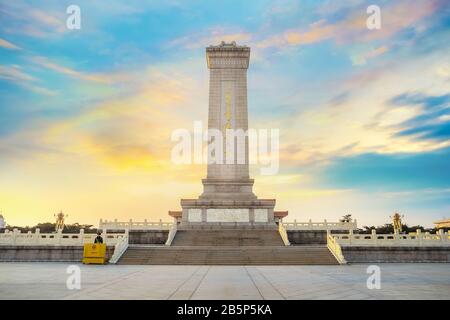 Peking, China - 17. Januar 2020: Denkmal für die Volkshelden auf dem Platz des Himmlischen Friedens, das als Nationaldenkmal Chinas für die Märtyrer der Revolutio errichtet wurde Stockfoto