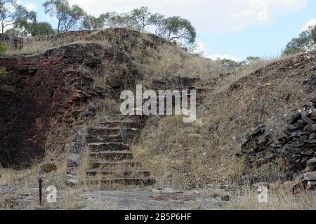 Schritte neben den Quarz Pits, der North British Mine, die die größte, profitabelste und längste Mine in der Stadt Maldon, Vic, war Stockfoto