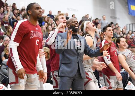 Hamilton, New York, USA. März 2020. Colgate Raiders Spieler und Trainer reagieren auf ein Spiel gegen die Lafayette Leopards während der zweiten Hälfte eines NCAA College-Basketballspiels in der Halbfinalrunde des Turniers Patriot League menÕs, Mittwoch, März, 8. März 2020, am Cotterell Court in Hamilton, New York. Colgate gewann 89-64. Rich Barnes/CSM/Alamy Live News Stockfoto