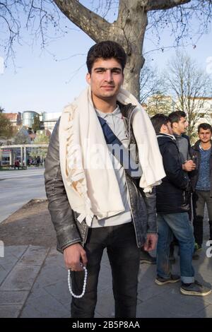 Belgrad, SERBIEN - 2. APRIL 2016: Junger pakistanischer Flüchtling, ein Junger Mann, der mit Menschen aus Afghanistan posiert, im Hintergrund in einem Belgrader Park, während t Stockfoto