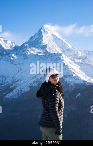 Frau auf dem Hintergrund der Berggipfel im Himalaya, Nepal. Annapurna, Poon Hill Circuit. Stockfoto