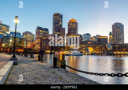 Fantastischer Blick auf die Stadt Boston bei Sonnenuntergang vom Hafen von Seaport Boston USA Stockfoto