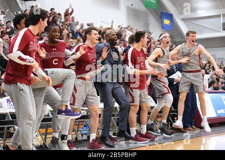 Hamilton, New York, USA. März 2020. Colgate Raiders Spieler und Trainer reagieren auf ein Spiel gegen die Lafayette Leopards während der zweiten Hälfte eines NCAA College-Basketballspiels in der Halbfinalrunde des Turniers Patriot League menÕs, Mittwoch, März, 8. März 2020, am Cotterell Court in Hamilton, New York. Colgate gewann 89-64. Rich Barnes/CSM/Alamy Live News Stockfoto