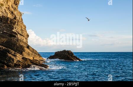 Die felsige Küste der Cinque Terre Riviera entlang des Ligurischen Meeres, Italien. Stockfoto