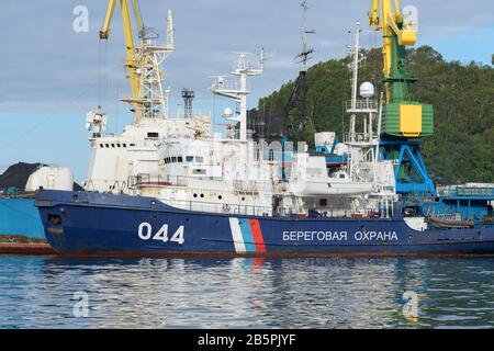 Russische Kriegsschiffe Küstenwache des Grenzschutzdienstes des russischen FSB verankerten den Anlegerseehafen von Petropawlowsk-Kamtschatsky City. Pazifischer Ozean, Kamtschatka Stockfoto