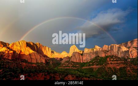 Sonnenuntergang, Doppelregenbogen, Kolob Fingers Canyon, Zion Canyon National Park, Colorado Plateau, Utah, Vereinigte Staaten, Nordamerika, Farbe Stockfoto