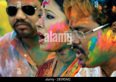 Shantiniketan, Westbengalen in Indien am 1. März 2018 - Holi Celebration in Shantiniketan, dem Farbfestival Indiens. Stockfoto