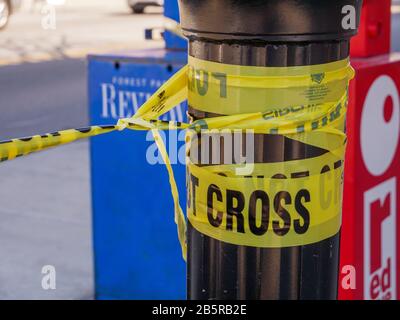 Forest Park, Illinois USA. März 2020. Klebeband der Polizeilinie entlang der Route der Saint Patrick'S Day Parade. Stockfoto