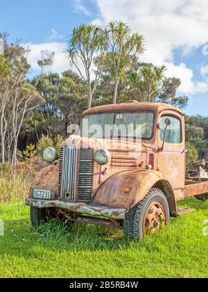 NORDINSEL, NEUSEELAND - 30. MAI 2010: Ein verlassener, rostender Lastwagen auf Nordinsel, Neuseeland. Stockfoto