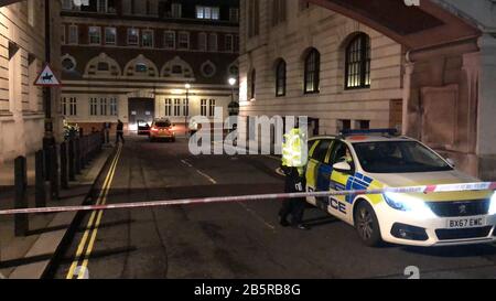 Beste QUALITÄT VERFÜGBAR, EIN Bild eines Polizeikordons in Westminster, nachdem ein Mann, der mit Messern brannte, am Sonntagabend von der Polizei erschossen wurde. Stockfoto