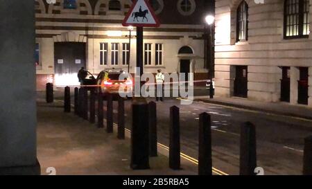 Beste QUALITÄT VERFÜGBAR, EIN Bild eines Polizeikordons in Westminster, nachdem ein Mann, der mit Messern brannte, am Sonntagabend von der Polizei erschossen wurde. Stockfoto