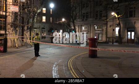 Beste QUALITÄT VERFÜGBAR, EIN Bild eines Polizeikordons in Westminster, nachdem ein Mann, der mit Messern brannte, am Sonntagabend von der Polizei erschossen wurde. Stockfoto