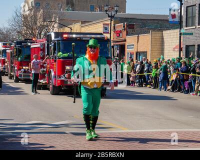 Forest Park, Illinois USA. März 2020. Ein Mann, der während der heutigen Saint Patrick's Day Parade als Leprechuan verkleidet war. Stockfoto