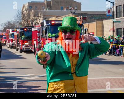 Forest Park, Illinois USA. März 2020. Ein Mann, der während der heutigen Saint Patrick's Day Parade als Leprechuan verkleidet war. Stockfoto