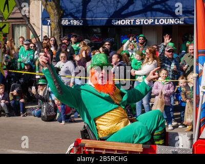 Forest Park, Illinois USA. März 2020. Ein Mann, der als Leprechuan verkleidet ist, fährt während der heutigen Saint Patrick's Day Parade in einem Miniatur-Feuerwehrwagen. Stockfoto