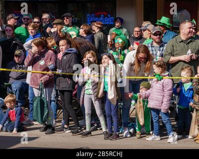 Forest Park, Illinois USA. März 2020. Zuschauer bei der heutigen Saint Patrick's Day Parade. Stockfoto