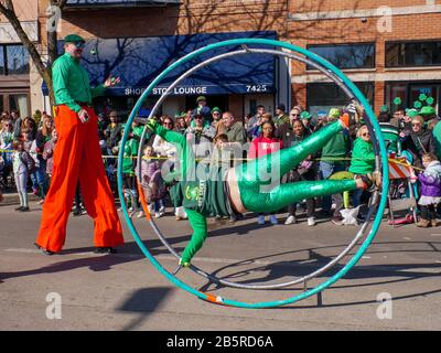 Forest Park, Illinois USA. März 2020. Ein rad-akrobat führt in der heutigen Saint Patrick's Day Parade auf. Stockfoto