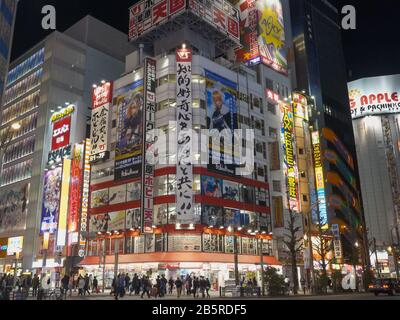 Tokio, JAPAN - 18. APRIL 2018: Nächtlicher Blick auf ein buntes Gebäude im akihabara in tokio Stockfoto