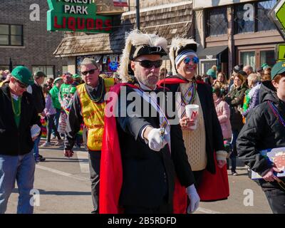 Forest Park, Illinois USA. März 2020. Ein Mitglied der Ritter von Kolumbus marschiert mit einem Schwert in der heutigen Saint Patricks Day Parade. Stockfoto