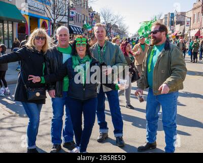 Forest Park, Illinois USA. März 2020. Saint Patrick's Day Revelers nach der heutigen Parade in diesem westlichen Vorort von Chicago. Stockfoto