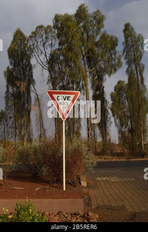 Ein Hinweisschild an einer Einfahrt, Sails in the Desert, Ayers Rock Resort; Yulara; Northern Territory, Australien Stockfoto