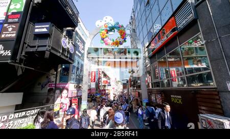 Tokio, JAPAN - 20. APRIL 2018: Takeshita Street-Szene im tokioter stadtteil harajuku Stockfoto