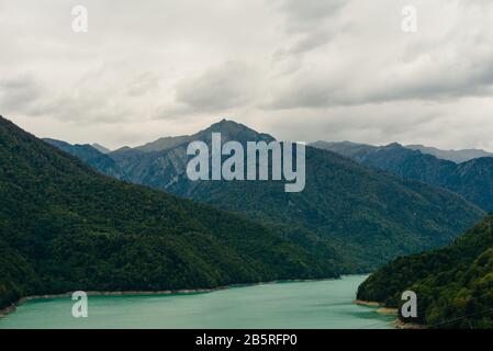 Enguri-Staudamm - ein Wasserkraftdamm am Fluss Enguri in Georgien. Stockfoto