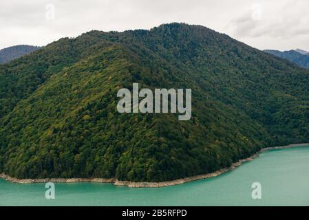 Enguri-Staudamm - ein Wasserkraftdamm am Fluss Enguri in Georgien. Stockfoto