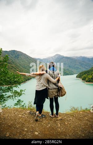 Enguri-Staudamm - ein Wasserkraftdamm am Fluss Enguri in Georgien. Stockfoto