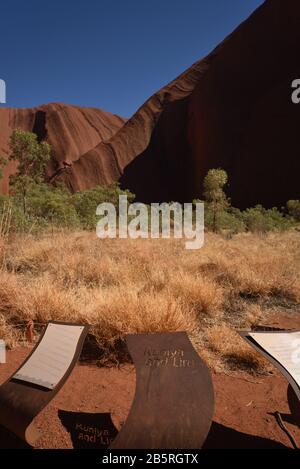 Uluru at Mutitjulu Waterhole, Australien, Dreamtime Story, Gummibäume, einheimisches Gras, Grate und Felsspitzen. Spaziergang am Uluru-Kata Tjuta Park Stockfoto