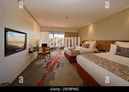 Hotelzimmer im Sails in the Desert; Ayers Rock Resort, Yulara, Northern Territory, Australien. Stockfoto