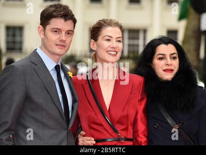 London, Großbritannien. März 2020. SAM Riley, Rosamund Pike und Marjane Satrapi nehmen an der Premiere von Radioactive Teil, die auf der Curzon Mayfair in London abgehalten wird. Credit: Sopa Images Limited/Alamy Live News Stockfoto