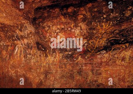 Felsbilder am Mutitjulu Waterhole, Kulpi Mutitjulu Anangu Families Cave, A Painted Rockface, Uluru-Kata Tjuta National Park, Stockfoto