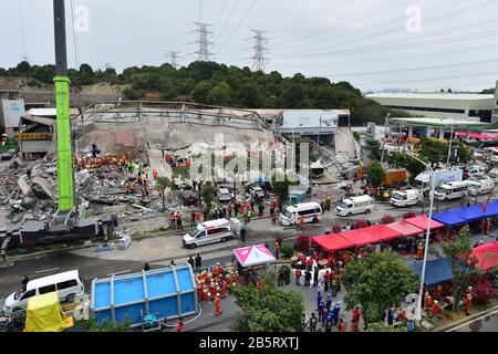 Peking, China. März 2020. Das Foto, das am 8. März 2020 aufgenommen wurde, zeigt die Unfallstelle eines Hotels in Quanzhou, Südost-Chinas Provinz Fujian. Die Zahl der Todesopfer ist am Sonntag auf 10 gestiegen, nachdem am Samstagabend in Fujian ein Hotelgebäude einstürzte, sagten die örtlichen Behörden. Achtundvierzig Menschen waren gerettet worden, 23 weitere bleiben gefangen. Credit: Lin Shanchuan/Xinhua/Alamy Live News Stockfoto