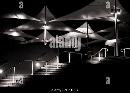 Sails Resort at Night, Arts & Museum Kulturzentrum, architektonisches Design im Ayers Rock Resort, Yulara, Northern Territory Australia Stockfoto