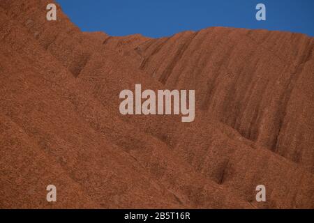 Uluru, Australien, Northern Territory, faltete sich in Mutitjulu Waterhole, harte Formen des massiven Sandsteinmonolithen im Outback Stockfoto