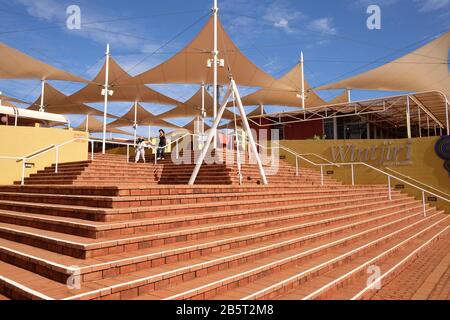 Architektur in der Wüste, ein Meer von Stufen und ein Himmel mit Schatten segelt Wintjiri Arts & Museum Kulturzentrum, Yulara; Northern Territory, Australien Stockfoto