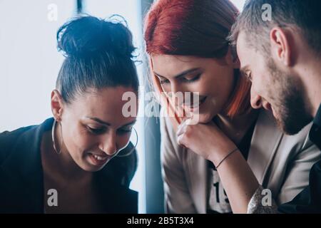 Modernes Business Team, das während eines Meetings Tablets und Laptops verwendet Stockfoto