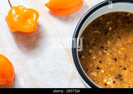 Salsa Tamulado im Yucatan-Stil, eine pikante Sauce auf Habanero-Basis, die mit vielen Yucatecan-Gerichten serviert wird Stockfoto